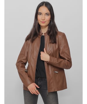 Schöne, schlichte Lederjacke. Tailliert geschnitten. Ideal zum Kombinieren. Die Jacke hat senkrechte Ziernähte, welche die Silouette betonen und einen Stehkragen. Außen gibt es zwei und Innen eine Reißverschlusstasche. Die Ärmelbündchen werden durch einen Druckknopf geschlossen.