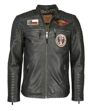 Die Jacke ist mit einem Kunstfaserfutter ausgestattet und besitzt die typischen TopGun Stickereien. Ausreichend Verstaumöglichkeiten bieten zwei Seitentaschen, zwei Brusttaschen sowie zwei Innentaschen. Die Jacke wird über einen geraden Reißverschluss geschlossen und kann zusätzlich über einen Druckknopf am Kragen geschlossen werden. Durch Absteppungen an den Schultern und Oberarmen werden dezente Highlights gesetzt.