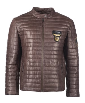 De unieke Top Gun-stijl komt terug in dit hippe leren jack. Het heeft een ronde halskraag. Het heeft een voering van synthetische vezels en het typische borduursel. Zijn nonchalance is moeilijk te overtreffen. Het heeft typische geborduurde emblemen op de borst en bovenarm. Twee zijzakken met ritssluiting en twee binnenzakken, waarvan één met ritssluiting, bieden veel opbergruimte. De jas wordt gesloten met een rechte rits en kan ook worden gesloten met een drukknoop op de kraag. De vele gewatteerde delen maken de jas zeer comfortabel om te dragen en tegelijkertijd een absolute blikvanger.