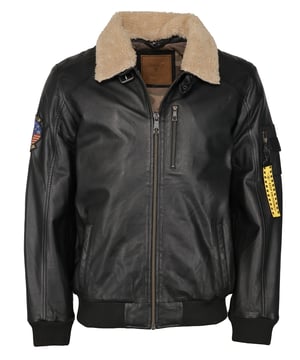 De jas is gevoerd met een camouflagekleurig patroon. Twee steekzakken met drukknoopsluiting en twee binnenzakken bieden veel ruimte. De blouson wordt gesloten met een rechte rits en kan ook worden vastgezet met een gesp op de kraag. De fijngebreide manchetten aan de uiteinden van de mouwen en de zoom geven de leren blouson een comfortabele pasvorm. De kraag van imitatiebont kan worden losgemaakt met knopen.