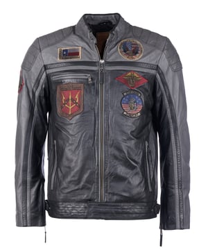 Die Jacke ist mit einem Baumwollfutter ausgestattet und mit den typischen Stickereien. Mit Reißverschlüssen an den Ärmeln und zwei verstellbaren Lederriemen an den Seiten ergibt sich eine ideale Passform. Zwei Seitentaschen mit Reißverschluss und eine Innentasche mit Klettverschluss bieten viel Stauraum. Die Jacke wird über einen geraden Reißverschluss geschlossen und kann zusätzlich über Druckknöpfe am Saum und Kragen geschlossen werden.