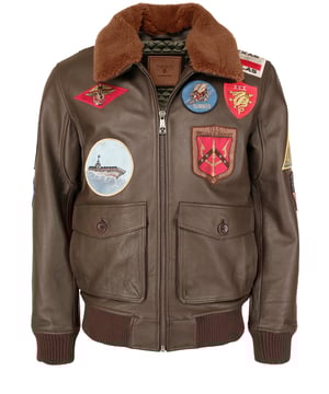 Der Blouson ist mit Kunstfaser gefüttert und besticht durch ihre typischen Stickereien. Sie lässt sich durch ihren elastischen Strickbund an den Ärmelabschlüssen und am Saum perfekt anpassen und ist somit sehr bequem zu tragen. Die Jacke wird über einen geraden Reißverschluss geschlossen und besitzt zudem zwei doppelten Seitentaschen mit Knopfverschluss und zwei Innentaschen. Durch den abnehmbaren Kragen werden Sie zum absoluten Hingucker.