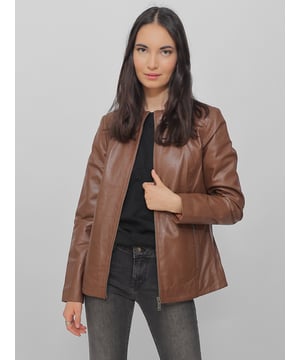 Schöne, schlichte Lederjacke mit Ziernähten im Schulterbereich, welche sternförmig vom Hals weg gehen. Die gleiche Art Ziernaht findet man auf den Rücken wieder. Die Jacke hat zwei seitliche Reißverschlusstaschen und eine Reißverschlussinnentaschen.