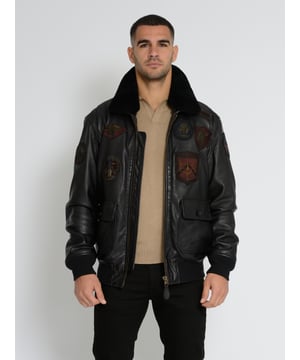 mit Lammfellkragen  Original Top Gun Lederblouson im typische Pilotenstil mit vielen Aufnähern. Die Passform ist locker und daher sehr bequem. Durch den abnehmbaren Lammfellkragen ist die Jacke vielseitig einsetzbar.
