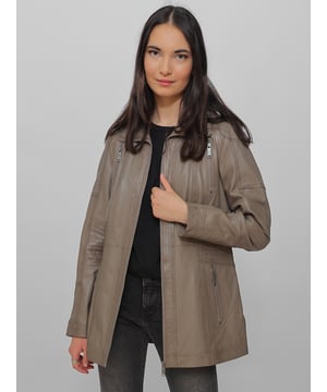 Etwas längere Lederjacke mit vielen Detaills. Die Jacke hat Ziernähte in der Taille, welche sich am Ärmel wiederholen. Interessant sind auch die 4 Reißverschlusstaschen. Wobei die zwei oberen mehr der Zierde, denn der Funktionalität dienen. Die Jacke hat eine Reißverschlussinnentasche. Die Jacke ist leicht wattiert.