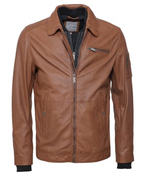 Die Lederjacke ist mit aufwendig bearbeiteten Details wie lässigen Reißverschlusstaschen und Ziernähten geschmückt.