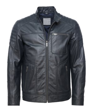 Die Lederjacke ist mit aufwendig bearbeiteten Details wie lässigen Reißverschlusstaschen und Ziernähten geschmückt.