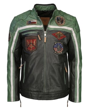 Die Jacke ist mit einem Baumwollfutter ausgestattet und mit den typischen Stickereien. Mit Reißverschlüssen an den Ärmeln und zwei verstellbaren Lederriemen an den Seiten ergibt sich eine ideale Passform. Zwei Seitentaschen mit Reißverschluss und eine Innentasche mit Klettverschluss bieten viel Stauraum. Die Jacke wird über einen geraden Reißverschluss geschlossen und kann zusätzlich über Druckknöpfe am Saum und Kragen geschlossen werden.