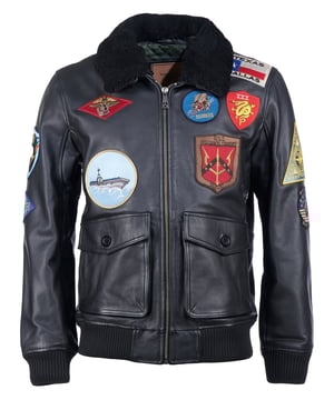 De blouson is gevoerd met synthetische vezels en valt op door het typische borduursel. Het kan perfect worden aangepast dankzij de elastische gebreide manchetten en zoom, waardoor het zeer comfortabel is om te dragen. De jas sluit met een rechte ritssluiting en heeft ook twee dubbele zijzakken met knoopsluiting en twee binnenzakken. De afneembare kraag maakt van jou een absolute blikvanger.