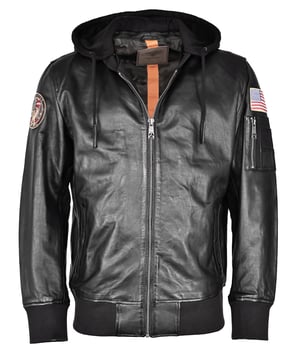 De unieke Top Gun stijl komt terug in deze hippe leren jas met capuchon. De uiteinden van de mouwen en de zoom zijn afgewerkt met gebreide manchetten voor een ideale pasvorm. De comfortabele steekzakken hebben drukknoopsluitingen. De opgenaaide patches op de bovenarmen maken van dit jack een echte blikvanger.