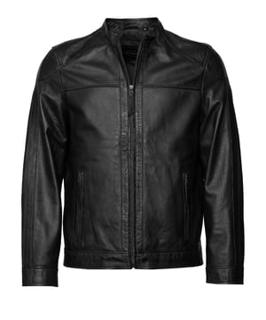 Schöne, schlichte Herrenlederjacke der Marke JCC. Perfekt geeingnet für Frühling und Herbst. Gerader Bund und gerader Armabschluss. Zwei Reißverschlusstaschen machen die Jacke zum praktischen Allrounder.