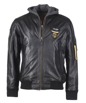 Der einzigartige Top Gun Stil spiegelt sich in dieser hippen Lederjacke wieder. Sie ist mit einem Kunstfaserfutter ausgestattet und mit den typischen Stickereien. Sie lässt sich durch ihren elastischen Strickbund am Hals, den Ärmelabschlüssen und am Saum perfekt anpassen und ist somit an Lässigkeit kaum zu überbieten. Zwei Seitentaschen mit Druckknopf und drei Innentaschen, eine davon mit Druckknopf, bieten viel Stauraum. Die Jacke wird über zwei Reißverschlüsse geschlossen, wobei einer überdeckt wird. Durch die abnehmbare Kapuze aus einem Baumwollmix werden Sie zum absoluten Hingucker.