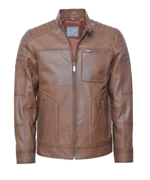 Het leren jack is versierd met uitgebreide details zoals casual ritszakken en decoratieve stiksels.
