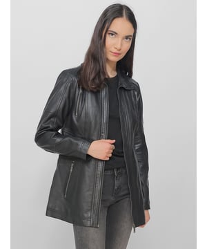 Iets langer leren jack met veel details. De jas heeft decoratieve stiksels in de taille, die worden herhaald op de mouwen. De 4 ritszakken zijn ook interessant. De twee bovenste zijn meer decoratief dan functioneel. De jas heeft een binnenzak met ritssluiting. De jas is licht gewatteerd.