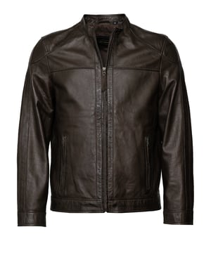 Schöne, schlichte Herrenlederjacke der Marke JCC. Perfekt geeingnet für Frühling und Herbst. Gerader Bund und gerader Armabschluss. Zwei Reißverschlusstaschen machen die Jacke zum praktischen Allrounder.