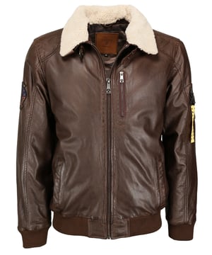 Die Jacke ist mit einem Innenfutter mit Tarnfarbenmuster ausgestattet. Zwei Seitentaschen mit Druckknopfverschluss und zwei Innentaschen bieten ausreichend Platz. Der Blouson wird über einen geraden Reißverschluss geschlossen und kann zusätzlich über eine Schnalle am Kragen geschlossen werden. Durch den feinen Strickbund an den Ärmelenden und dem Saum bietet der Lederblouson eine angenehme Passform. Der Kragen aus Fake Fur ist durch Knöpfe abnehmbar.