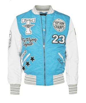 Tauchen Sie ein in den legendären Stil der Marke Top Gun mit dieser Bomberjacke. Hergestellt aus 100% Nylon und verziert mit auffälligen Patches, ist diese Jacke eine Hommage an den Fliegerlook. Das robuste Nylonmaterial bietet Langlebigkeit und Tragekomfort. Die sorgfältig platzierten Patches erinnern an den Top Gun-Stil und verleihen der Jacke markante Individualität. Jeder Patch erzählt eine eigene Geschichte und betont den einzigartigen Charakter dieser Bomberjacke.