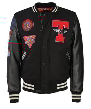 Diese Bomberjacke von TopGun  wird durch die coolen Patches zum garantierten Eyecatcher! Durch die Ärmel-, Kragen- und Saumabschlüsse aus Strick, ist außerdem für ein angenhemes Tragegefühl gesorgt.