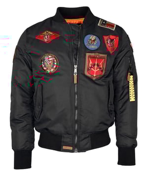 Gut gefüttert und mit der typischen Ärmeltasche lässt sich das Tragen dieser Jacke an Lässigkeit kaum überbieten. Mit elastischem Ärmelabschluss und Bund für eine ideale Passform. Die aufgenähten Patches mit den typischen Top Gun - Motiven geben dieser Jacke den besonderen Schliff. Zwei Seitentaschen mit Knopfverschluss bieten zusätzlichen Komfort. Diese Jacke ist ein absoluter Hingucker.