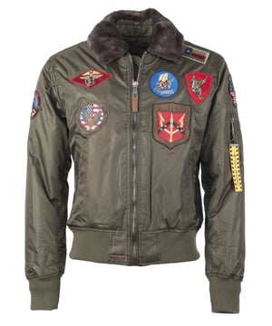 De unieke Top Gun-stijl komt terug in dit hippe nylon jack. Het is goed gevoerd en heeft de typische mouwzak met ritssluiting - het is dus moeilijk om de nonchalance van het dragen van dit jack te overtreffen. Het elastische breisel aan de manchetten, tailleband en kraag zorgt voor een ideale pasvorm. Visueel aantrekkelijk borduursel en een zachte binnenvoering met een afbeelding sieren dit jack. Twee zijzakken met knoopsluiting bieden veel opbergruimte. Aan de binnenkant zitten nog twee extra zakken. Deze jas is een absolute blikvanger voor het koude seizoen.