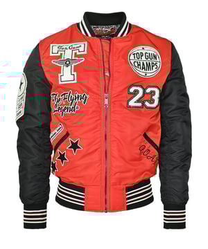 Tauchen Sie ein in den legendären Stil der Marke Top Gun mit dieser Bomberjacke. Hergestellt aus 100% Nylon und verziert mit auffälligen Patches, ist diese Jacke eine Hommage an den Fliegerlook. Das robuste Nylonmaterial bietet Langlebigkeit und Tragekomfort. Die sorgfältig platzierten Patches erinnern an den Top Gun-Stil und verleihen der Jacke markante Individualität. Jeder Patch erzählt eine eigene Geschichte und betont den einzigartigen Charakter dieser Bomberjacke.