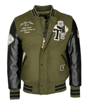 Die aufgenähten Patches mit den typischen Top Gun - Motiven geben der Jacke zusätzliche Ausdruckskraft für einen lässigen Auftritt - mit schönem Bild im Inneren und elastischem Strick an Ärmelabschluss, Bund und Kragen. Die sportliche Jacke mit Ärmeln in Lederoptik besitzt zwei Seitentaschen und ein großes Motiv auf der Rückseite.