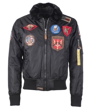 Der einzigartige Top Gun Stil spiegelt sich in dieser hippen Nylonjacke. Sie ist gut gefüttert und besitzt die typische Ärmeltasche mit Reißverschluss - so lässt sich das Tragen dieser Jacke an Lässigkeit kaum überbieten. Der elastische Strick am Ärmelabschluss, Bund und am Kragen sorgt für eine ideale Passform. Optisch ansprechende Stickereien und ein weiches Innenfutter mit Bild schmücken diese Jacke. Zwei seitliche Taschen zum Einschieben mit Knopfverschluss bieten viel Stauraum. Hierfür sind im Inneren zwei zusätzliche Taschen verarbeitet. Diese Jacke ist der absoluter Hingucker für die kalte Jahreszeit.