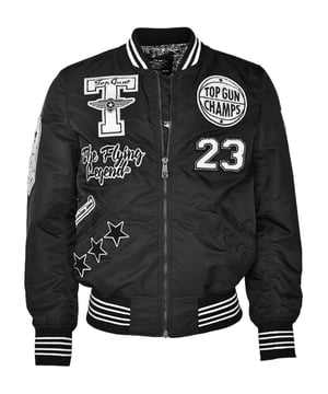 Tauchen Sie ein in den legendären Stil der Marke Top Gun mit dieser Bomberjacke. Hergestellt aus 100% Nylon und verziert mit auffälligen Patches, ist diese Jacke eine Hommage an den Fliegerlook. Das robuste Nylonmaterial bietet Langlebigkeit und Tragekomfort. Die sorgfältig platzierten Patches erinnern an den Top Gun-Stil und verleihen der Jacke markante Individualität. Jeder Patch erzählt eine eigene Geschichte und betont den einzigartigen Charakter dieser Bomberjacke.