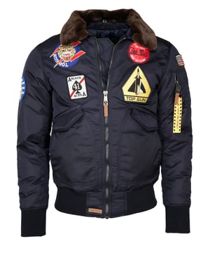 Der einzigartige Top Gun Stil spiegelt sich in dieser hippen Nylonjacke wieder. Sie ist gut gefüttert und besitzt die typische Ärmeltasche mit Reißverschluss - so lässt sich das Tragen dieser Jacke an Lässigkeit kaum überbieten. Der elastische Strick am Ärmelabschluss, Bund und am Kragen sorgt für eine ideale Passform. Optisch ansprechende Stickereien und ein weiches Innenfutter schmücken diese Jacke. Zwei seitliche Taschen zum Einschieben mit Knopfverschluss bieten viel Stauraum. Hierfür sind im Inneren zwei zusätzliche Taschen verarbeitet. Diese Jacke ist der absoluter Hingucker für die kalte Jahreszeit.