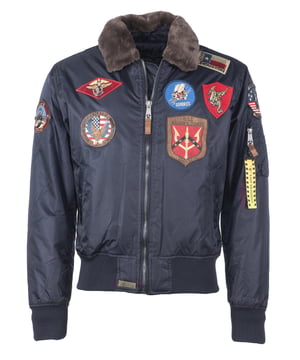 De unieke Top Gun-stijl komt terug in dit hippe nylon jack. Het is goed gevoerd en heeft de typische mouwzak met ritssluiting - het is dus moeilijk om de nonchalance van het dragen van dit jack te overtreffen. Het elastische breisel aan de manchetten, tailleband en kraag zorgt voor een ideale pasvorm. Visueel aantrekkelijk borduursel en een zachte binnenvoering met een afbeelding sieren dit jack. Twee zijzakken met knoopsluiting bieden veel opbergruimte. Aan de binnenkant zitten nog twee extra zakken. Deze jas is een absolute blikvanger voor het koude seizoen.