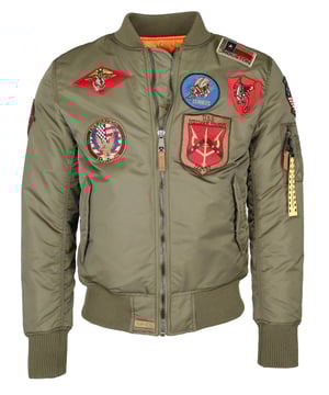 Gut gefüttert und mit der typischen Ärmeltasche lässt sich das Tragen dieser Jacke an Lässigkeit kaum überbieten. Mit elastischem Ärmelabschluss und Bund für eine ideale Passform. Die aufgenähten Patches mit den typischen Top Gun - Motiven geben dieser Jacke den besonderen Schliff. Zwei Seitentaschen mit Knopfverschluss bieten zusätzlichen Komfort. Diese Jacke ist ein absoluter Hingucker.