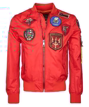Die aufgenähten Patches mit den typischen Top Gun - Motiven geben dieser Jacke zusätzliche Ausdruckskraft für einen lässigen Auftritt. Mit elastischem Ärmelabschluss, Bund und Kragen für eine ideale Passform. Die Seitentaschen mit Knopfverschluss sorgen für zusätzlichen Komfort.