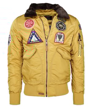 Het is goed gevoerd en heeft de typische mouwzak met ritssluiting - dus qua casualheid kan het dragen van dit jack nauwelijks beter. Visueel aantrekkelijk borduurwerk en een zachte binnenvoering met een afbeelding sieren het jack. Er zijn ook twee buitenzakken met drukknopen en twee zakken aan de binnenkant. Het elastische breisel bij de manchetten, tailleband en kraag zorgt voor een ideale pasvorm. De jas is een absolute blikvanger voor het koude seizoen.