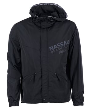 De jas heeft aantrekkelijke belettering op de linkerborst en op de rug. Er zijn twee schuine steekzakken met ritsen, de rechte ritssluiting is bedekt en kan worden vastgezet met twee drukknopen, en het jack is ideaal voor de overgangsperiode tussen de seizoenen dankzij de dunne stof. Met capuchon en trekkoord.