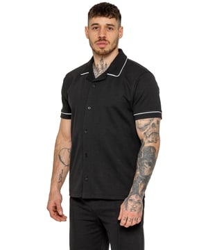 La camisa Enzo para hombre con ribetes es una prenda elegante y versátil, diseñada para ofrecer comodidad y sofisticación. Con un cuello abierto tipo revere y detalles de ribetes blancos a lo largo del cuello y las mangas, esta camisa abotonada ofrece un aspecto refinado pero relajado. Confeccionada con tela premium con elasticidad, garantiza libertad de movimiento sin perder su silueta estilizada. Con un ajuste regular, mangas cortas y un dobladillo cosido, esta camisa es perfecta para salidas informales o un estilo casual elegante.