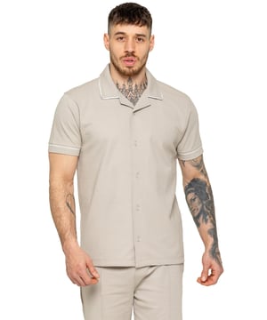 Das Enzo Herrenhemd mit Paspeln ist ein stilvolles und vielseitiges Kleidungsstück, das sowohl Komfort als auch Eleganz bietet. Mit einem Reverskragen und weißen Paspeldetails entlang des Kragens und der Ärmel verleiht dieses Knopfhemd einen raffinierten, aber entspannten Look. Hergestellt aus hochwertigem Stretchstoff, gewährleistet es Bewegungsfreiheit und eine schlanke Silhouette. Mit regulärer Passform, kurzen Ärmeln und einem gestickten Saumabschluss ist dieses Hemd perfekt für legere Anlässe oder einen smart-casual Stil.