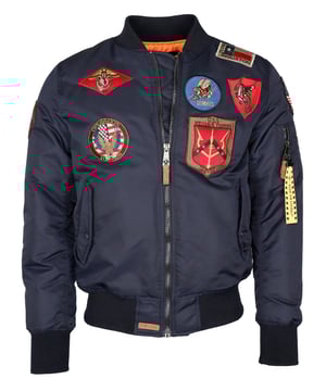 Gut gefüttert und mit der typischen Ärmeltasche lässt sich das Tragen dieser Jacke an Lässigkeit kaum überbieten. Mit elastischem Ärmelabschluss und Bund für eine ideale Passform. Die aufgenähten Patches mit den typischen Top Gun - Motiven geben dieser Jacke den besonderen Schliff. Zwei Seitentaschen mit Knopfverschluss bieten zusätzlichen Komfort. Diese Jacke ist ein absoluter Hingucker.