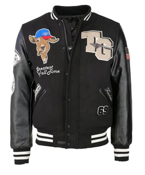 Die Jacke ist mit einem großen Ziegenkopf-Patch auf dem Rücken, einem weiteren kleineren Ziegenkopf-Patch auf der rechten Brust und einem Top Gun-Patch auf der rechten Brust versehen. Hergestellt aus hochwertigen Materialien, verleiht Ihnen diese Bomberjacke einen coolen und lässigen Look. Der klassische Schnitt und die sorgfältige Verarbeitung sorgen für eine bequeme Passform und eine lange Lebensdauer