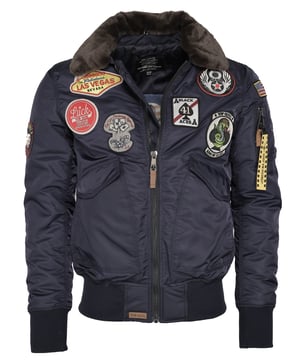 Der einzigartige Top Gun Stil spiegelt sich in dieser hippen Nylonjacke wieder. Sie ist gefüttert und besitzt die typische Ärmeltasche mit Reißverschluss - so lässt sich das Tragen dieser Jacke an Lässigkeit kaum überbieten. Der elastische Strick am Ärmelabschluss und am Bund sorgen für eine ideale Passform. Optisch ansprechende Stickereien, ein weiches Innenfutter sowie der schwarz eingefärbte Kunstfellkragen schmücken diese Jacke. Zwei seitliche Eingrifftaschen mit Knopfverschluss sowie zwei Innentaschen bieten angenehmen Komfort. Dieses Schmuckstück ist der absoluter Hingucker.