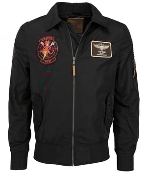 Die Jacke hat die typische Ärmeltasche mit Reißverschluss am linken Oberarm - optisch ansprechende Stickereien schmücken die Jacke. Zusätzlich sind zwei Außentaschen und zwei Taschen im Inneren je mit einem Druckknopfverschluss verarbeitet. Der elastische Strick am Ärmelabschluss und am Bund sorgt für eine ideale Passform. Für das absolute Highlight der Jacke sorgt der elegante Hemdkragen.