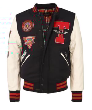 Diese Bomberjacke von TopGun  wird durch die coolen Patches zum garantierten Eyecatcher! Durch die Ärmel-, Kragen- und Saumabschlüsse aus Strick, ist außerdem für ein angenhemes Tragegefühl gesorgt.