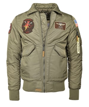 TopGun Bomberjacke mit originalen TopGun Patches, mehreren Taschen, sowie Ärmel-, Kragen- und Saumabschlüsse aus Strick verleihen dem Träger einen lässigen und stilsicheren Auftritt.
