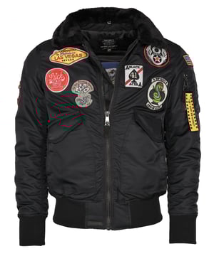 Der einzigartige Top Gun Stil spiegelt sich in dieser hippen Nylonjacke wieder. Sie ist gefüttert und besitzt die typische Ärmeltasche mit Reißverschluss - so lässt sich das Tragen dieser Jacke an Lässigkeit kaum überbieten. Der elastische Strick am Ärmelabschluss und am Bund sorgen für eine ideale Passform. Optisch ansprechende Stickereien, ein weiches Innenfutter sowie der schwarz eingefärbte Kunstfellkragen schmücken diese Jacke. Zwei seitliche Eingrifftaschen mit Knopfverschluss sowie zwei Innentaschen bieten angenehmen Komfort. Dieses Schmuckstück ist der absoluter Hingucker.