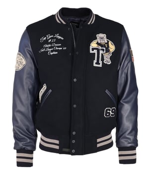 Die aufgenähten Patches mit den typischen Top Gun - Motiven geben der Jacke zusätzliche Ausdruckskraft für einen lässigen Auftritt - mit schönem Bild im Inneren und elastischem Strick an Ärmelabschluss, Bund und Kragen. Die sportliche Jacke mit Ärmeln in Lederoptik besitzt zwei Seitentaschen und ein großes Motiv auf der Rückseite.