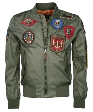 Die aufgenähten Patches mit den typischen Top Gun - Motiven geben dieser Jacke zusätzliche Ausdruckskraft für einen lässigen Auftritt. Mit elastischem Ärmelabschluss, Bund und Kragen für eine ideale Passform. Die Seitentaschen mit Knopfverschluss sorgen für zusätzlichen Komfort.