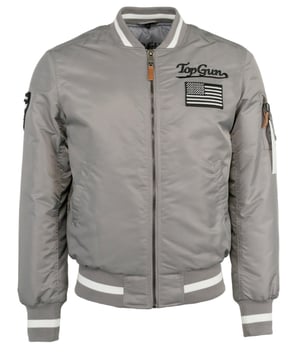 Deze jas is goed gevoerd en heeft een mouwzak. Het is moeilijk om het casual gevoel van deze jas te overtreffen. Met elastische manchetten en tailleband voor een ideale pasvorm. Stijlvolle patches met de typische Top Gun-logo's zijn bevestigd op de borst en de bovenmouw. De patch op de bovenarm is gedeeltelijk verwijderbaar met een klittenbandsluiting. Twee zijzakken met drukknopen en twee binnenzakken bieden veel opbergruimte. Deze jas is een absolute blikvanger voor het koude seizoen.