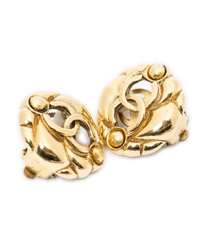 Chanel Bisutería CC Clip On Earrings  Pendientes en Oro Acero inoxidable sin níquel y Chapado en oro hardware. El producto está en en Muy Buenas Condiciones (AB).
  Dimensiones: 2.5 cm 
  Accesorios incluidos: 
    
  BrandCo Paris encuentra artículos raros y en las mejores condiciones a precios increíbles. ¡Vale la pena tener paciencia! Compra con confianza: todos los artículos de BrandCo Paris son seleccionados y autenticados cuidadosamente por nuestro equipo de expertos.
  Todos los artículos vienen con un certificado de autenticidad y un embalaje entregado por BrandCo Paris.
  Tabla de clasificación de la condición del artículo
  N (como nuevo)
  AA (perfecto estado)
  A (excelente estado)
  AB (muy buen estado)
  B (bueno/regular)