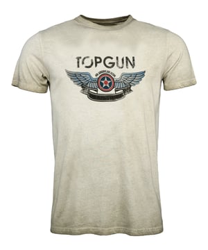Der einzigartige Top Gun Stil spiegelt sich in diesem hippen Shirt wieder. Mit dem legendären Druck und dem bequemen Schnitt ist dieses Shirt ein absoluter Hingucker.