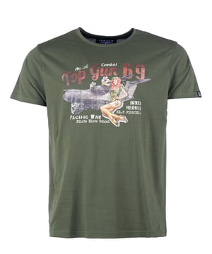Das Shirt ist mit einem schönen Top Gun Top Gun Print bestückt. Mit diesem einzigartigem Aufdruck im US Pilotenstil und dem bequemen Schnitt ist dieses Shirt ein wahres "Must Have".