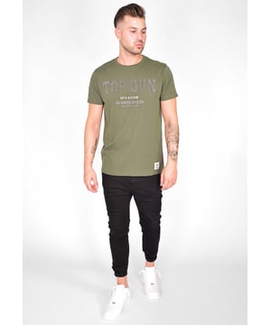 Das Shirt ist mit einem einzigartigen Top Gun Schriftzug in Noppenoptik versehen. Das Schriftmuster und der bequeme Schnitt machen dieses Shirt zu einem wahren "Must Have".